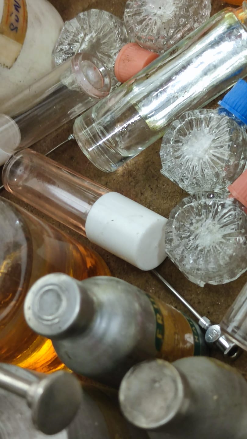 1930 SEYYAR ESANS PARFUM KOKUCU SANDIGI CAMLI CEMAKAN KOMPLE MASİF CERCEVE VE KAPAKLAR CAM CERCEVELER TAŞIMA KULPLU