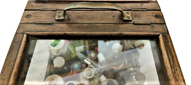 1930 SEYYAR ESANS PARFUM KOKUCU SANDIGI CAMLI CEMAKAN KOMPLE MASİF CERCEVE VE KAPAKLAR CAM CERCEVELER TAŞIMA KULPLU