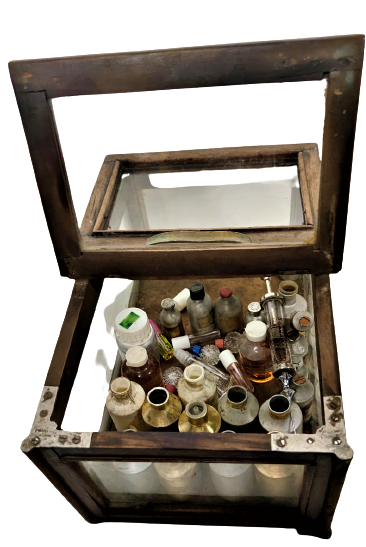 1930 SEYYAR ESANS PARFUM KOKUCU SANDIGI CAMLI CEMAKAN KOMPLE MASİF CERCEVE VE KAPAKLAR CAM CERCEVELER TAŞIMA KULPLU