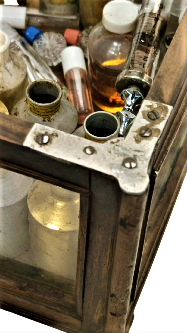 1930 SEYYAR ESANS PARFUM KOKUCU SANDIGI CAMLI CEMAKAN KOMPLE MASİF CERCEVE VE KAPAKLAR CAM CERCEVELER TAŞIMA KULPLU