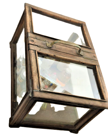 1930 SEYYAR ESANS PARFUM KOKUCU SANDIGI CAMLI CEMAKAN KOMPLE MASİF CERCEVE VE KAPAKLAR CAM CERCEVELER TAŞIMA KULPLU