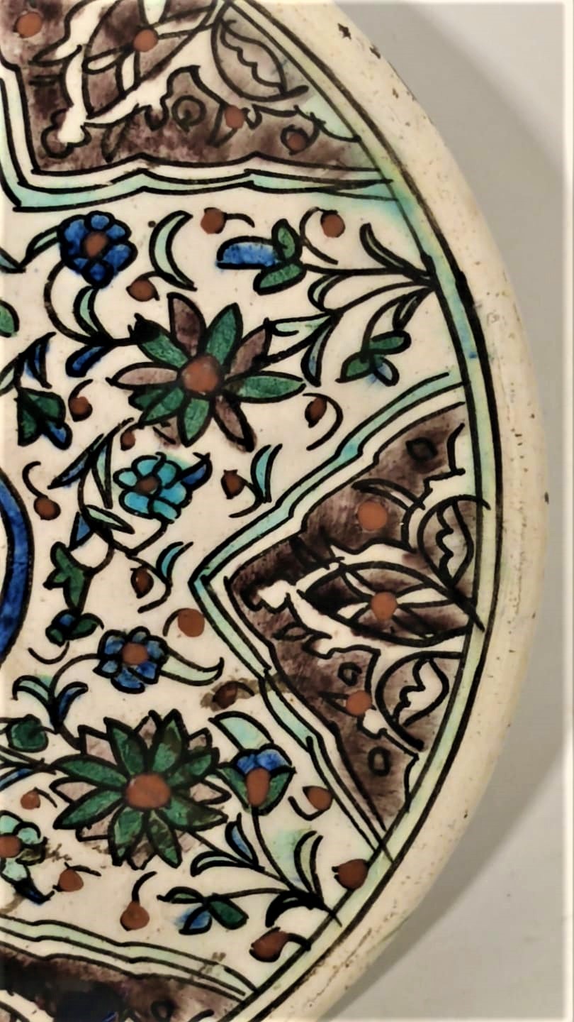 1932 NAFİ İMZALI KUTAHYA CİNİ DUVAR TABAGI ALTI KÖŞE YILDIZ ORTADA GÖZ VE İÇİNDE NAL ETRAFI CİCEKLERLE DÖNÜLMÜŞ NAZAR TABAGI