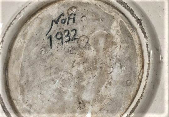 1932 NAFİ İMZALI KUTAHYA CİNİ DUVAR TABAGI ALTI KÖŞE YILDIZ ORTADA GÖZ VE İÇİNDE NAL ETRAFI CİCEKLERLE DÖNÜLMÜŞ NAZAR TABAGI