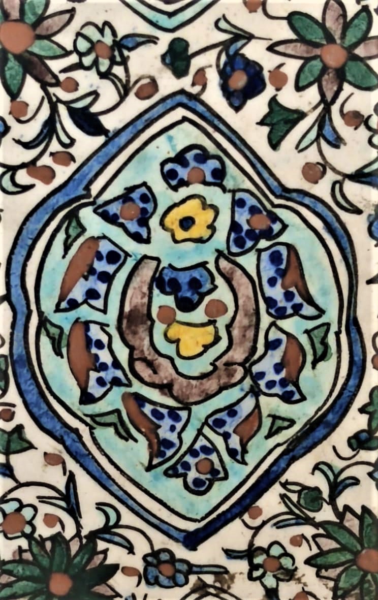 1932 NAFİ İMZALI KUTAHYA CİNİ DUVAR TABAGI ALTI KÖŞE YILDIZ ORTADA GÖZ VE İÇİNDE NAL ETRAFI CİCEKLERLE DÖNÜLMÜŞ NAZAR TABAGI