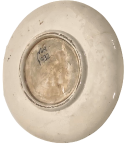 1932 NAFİ İMZALI KUTAHYA CİNİ DUVAR TABAGI ALTI KÖŞE YILDIZ ORTADA GÖZ VE İÇİNDE NAL ETRAFI CİCEKLERLE DÖNÜLMÜŞ NAZAR TABAGI