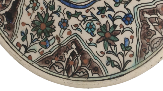 1932 NAFİ İMZALI KUTAHYA CİNİ DUVAR TABAGI ALTI KÖŞE YILDIZ ORTADA GÖZ VE İÇİNDE NAL ETRAFI CİCEKLERLE DÖNÜLMÜŞ NAZAR TABAGI