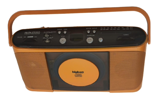 BİGBEN RETRO RADİO VE CD CALAR İKİ DALGA RADYO PİLLİ VE CERYAN 220 VOLT SORUNSUZ CALIŞAN BİR CIHAZDIR
