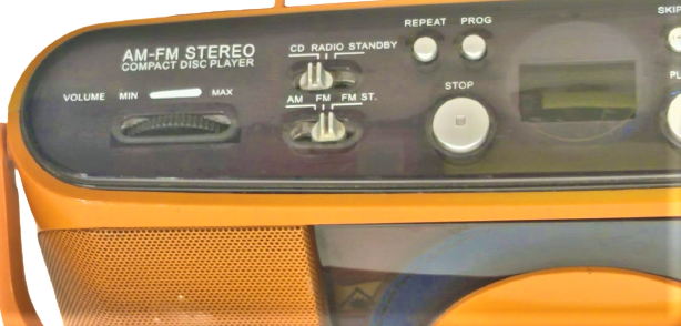 BİGBEN RETRO RADİO VE CD CALAR İKİ DALGA RADYO PİLLİ VE CERYAN 220 VOLT SORUNSUZ CALIŞAN BİR CIHAZDIR