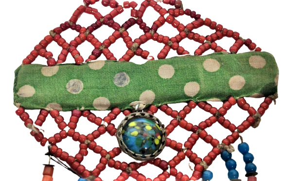 COK ESKİ ŞAMAN İŞİ NAZARLIK ÜZERİNDE BİR ÇOK TILSIMLARI BULUNAN ELDE YAPILMA ÜZERİ İŞLEME UFLEME CAM RENKLİ BONCUKLU DUVARA KAPIYA ASILAN BEREKET