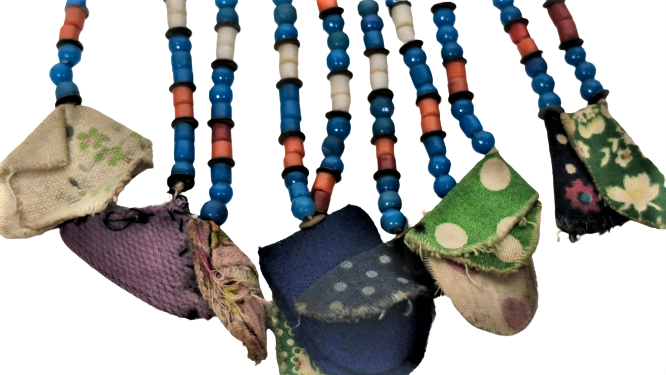 COK ESKİ ŞAMAN İŞİ NAZARLIK ÜZERİNDE BİR ÇOK TILSIMLARI BULUNAN ELDE YAPILMA ÜZERİ İŞLEME UFLEME CAM RENKLİ BONCUKLU DUVARA KAPIYA ASILAN BEREKET