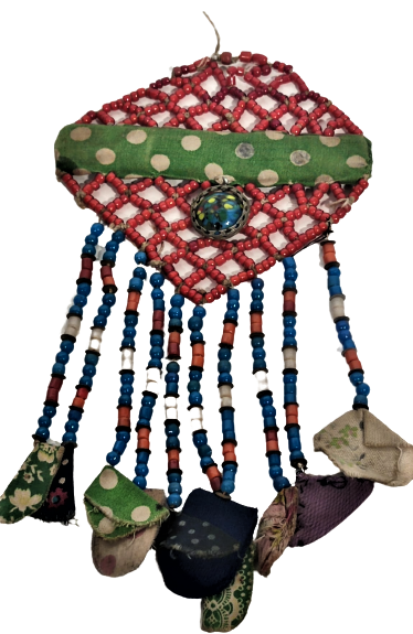 COK ESKİ ŞAMAN İŞİ NAZARLIK ÜZERİNDE BİR ÇOK TILSIMLARI BULUNAN ELDE YAPILMA ÜZERİ İŞLEME UFLEME CAM RENKLİ BONCUKLU DUVARA KAPIYA ASILAN BEREKET