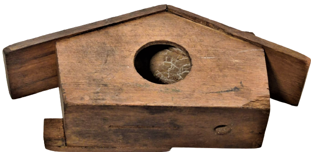 1960 EMLAK KREDİ BANKASI TEK KATLI BAHCELİ EV ŞEKLİNDE TASARLANMIŞ AHŞAP KUMBARA ARKASINDA BULUNAN KAPAGI YOKTUR