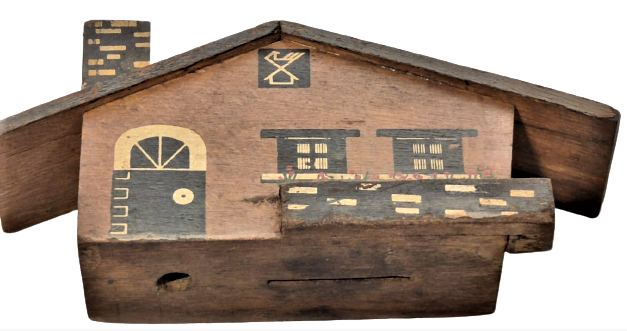 1960 EMLAK KREDİ BANKASI TEK KATLI BAHCELİ EV ŞEKLİNDE TASARLANMIŞ AHŞAP KUMBARA ARKASINDA BULUNAN KAPAGI YOKTUR