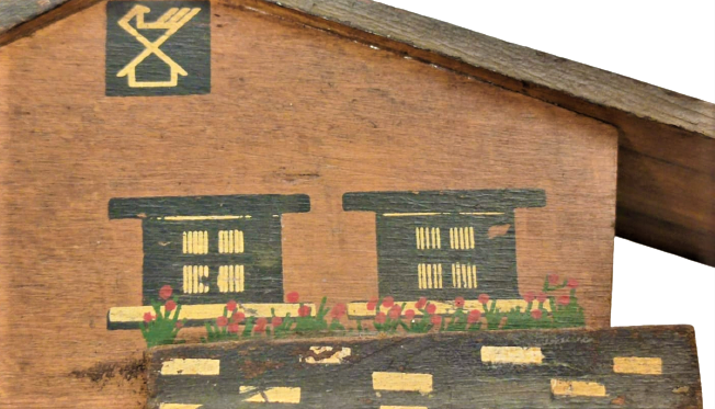 1960 EMLAK KREDİ BANKASI TEK KATLI BAHCELİ EV ŞEKLİNDE TASARLANMIŞ AHŞAP KUMBARA ARKASINDA BULUNAN KAPAGI YOKTUR