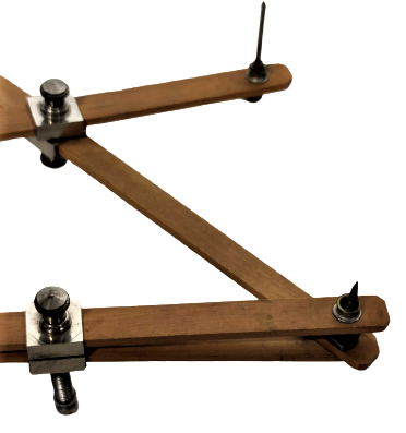 GEOMETRİ AHŞAP ÜZERİNDE NUMARALARI BULUNAN AYARLANABİLİNEN CETVELLİ PERGEL 