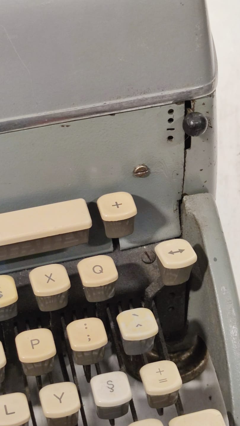 1950 REMİNGTON RAND TYPEWRİTER  MEKANİK BEYAZ BAKALİT TUŞLU METAL DÖKÜM GİRI RENKDE KASA SORUNSUZ CALIŞAN  DAKTİLO EF KLAVYE 