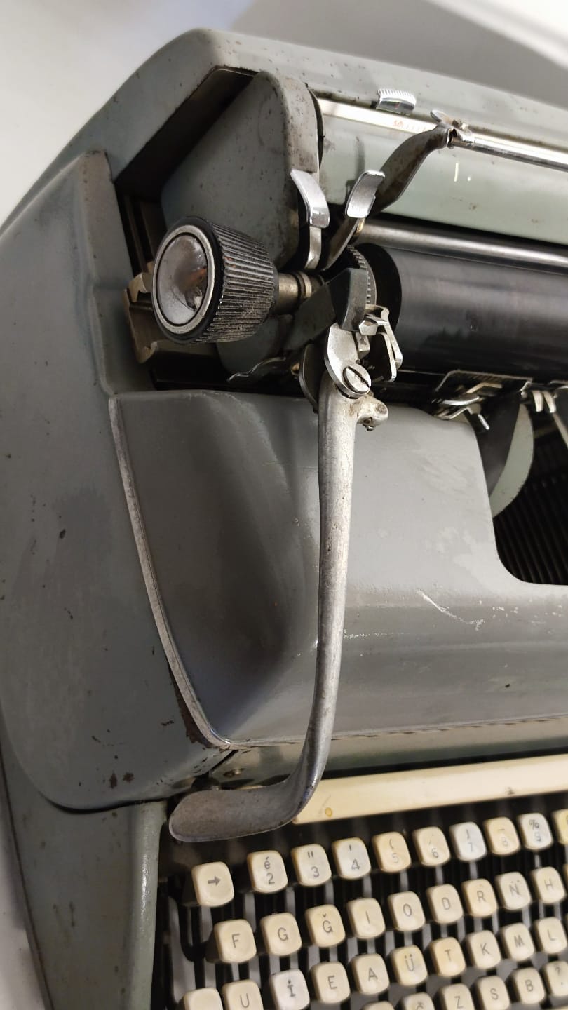 1950 REMİNGTON RAND TYPEWRİTER  MEKANİK BEYAZ BAKALİT TUŞLU METAL DÖKÜM GİRI RENKDE KASA SORUNSUZ CALIŞAN  DAKTİLO EF KLAVYE 