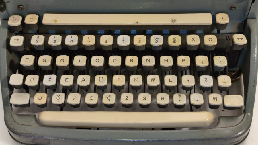 1950 REMİNGTON RAND TYPEWRİTER  MEKANİK BEYAZ BAKALİT TUŞLU METAL DÖKÜM GİRI RENKDE KASA SORUNSUZ CALIŞAN  DAKTİLO EF KLAVYE 