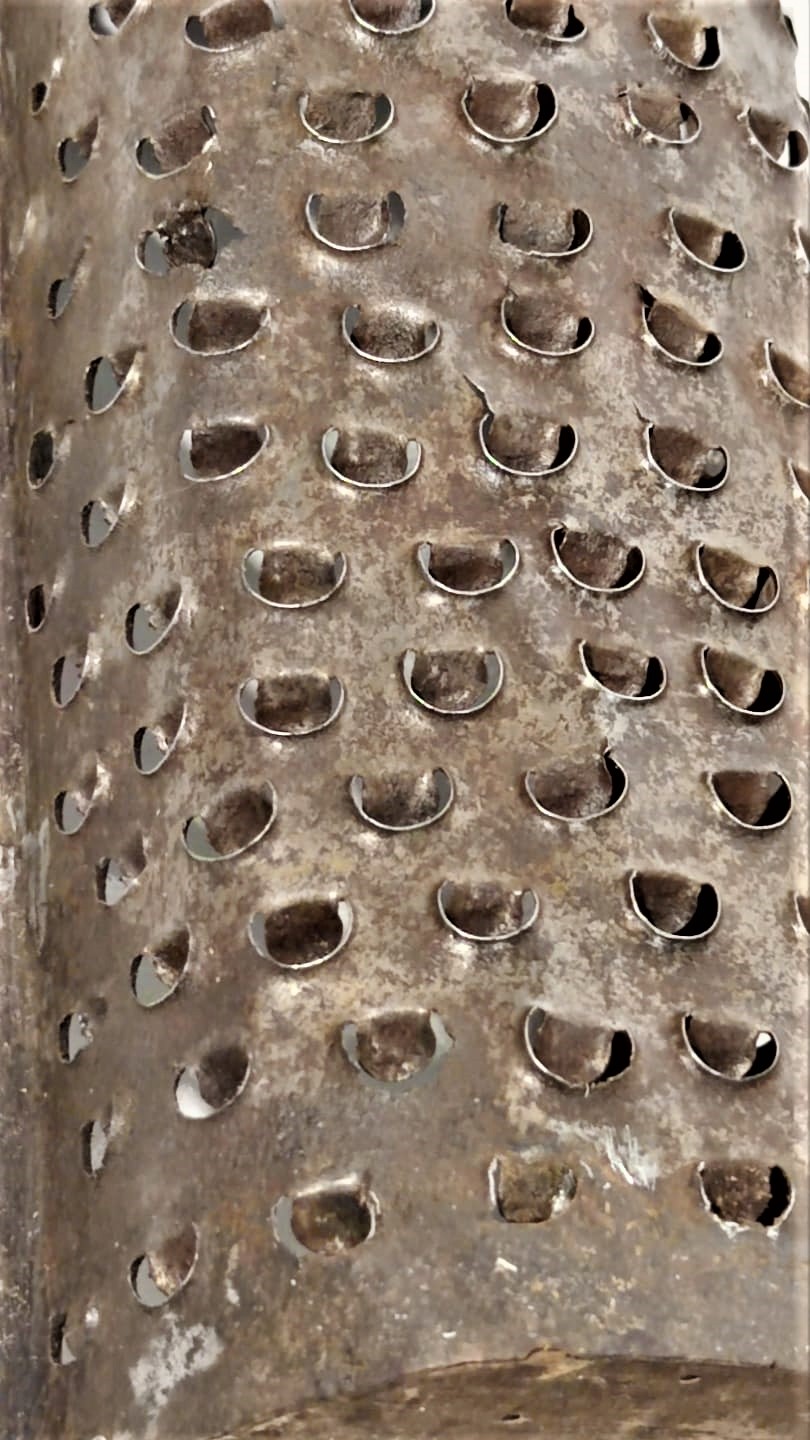 OSMANLI EL USTA YAPIMI MUTFAK RENDESİ AHŞAP ÜZERİNE METAL DELİKLİ BICAKLAR 