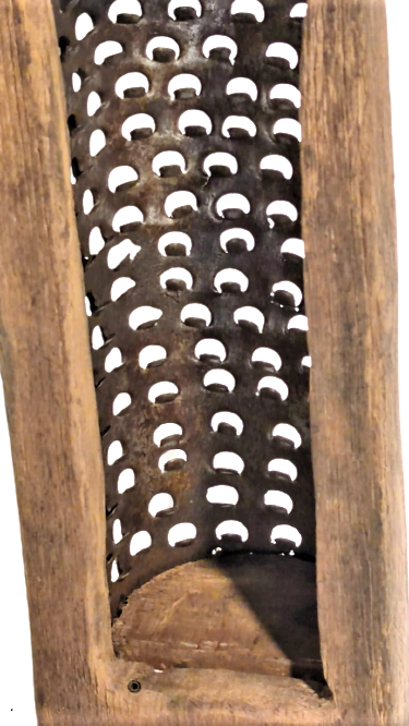 OSMANLI EL USTA YAPIMI MUTFAK RENDESİ AHŞAP ÜZERİNE METAL DELİKLİ BICAKLAR 