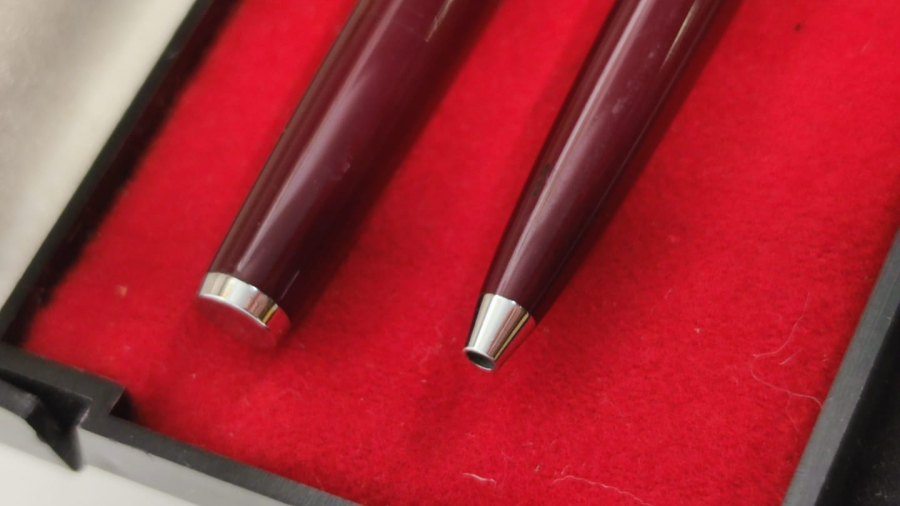 SCRIKSS DOLMA KALEM TAKIM NO 44 KUTUSUNDA KULLANILMAMIŞ TAKIM TUKENMEZ VE POMPALI DOLMAKALEM BORDO RENKDE