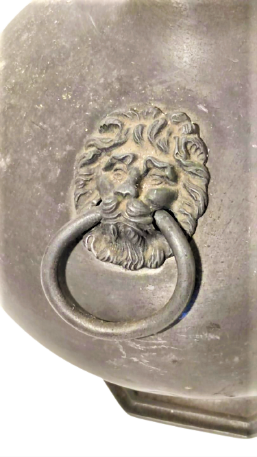 1960 REIN ZİNN ZİN ETAIN İTALYAN PETRO METAL VAZO CİFT TARAFINDA ASLAN BAŞI VE KULPLAR BULUNAN ALTI DAMGALI