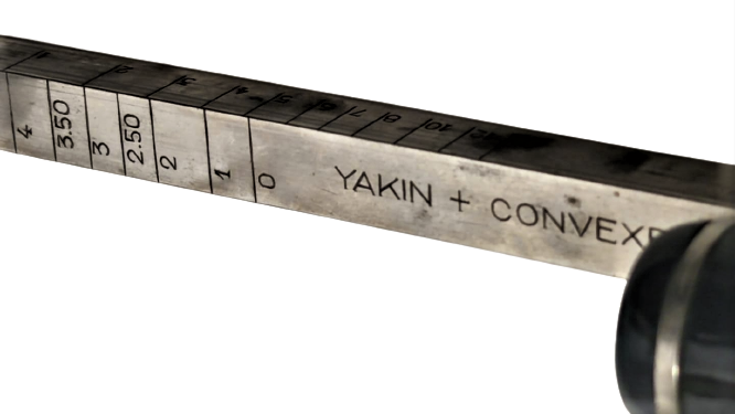 1930 GÖZ KONTROL CİHAZI GÖZLUK ALIRKEN  UZAK YAKIN CAMLARININ NUMARASINI BELİRLENMESİNDE KULLANILIR