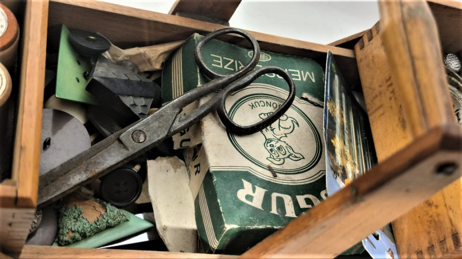 1960 AHŞAP DÖRT GÖZLÜ ACILIR KAPANIR TAM TAKIM DİKİŞ KUTUSU KULPLU TAŞINABİLİR