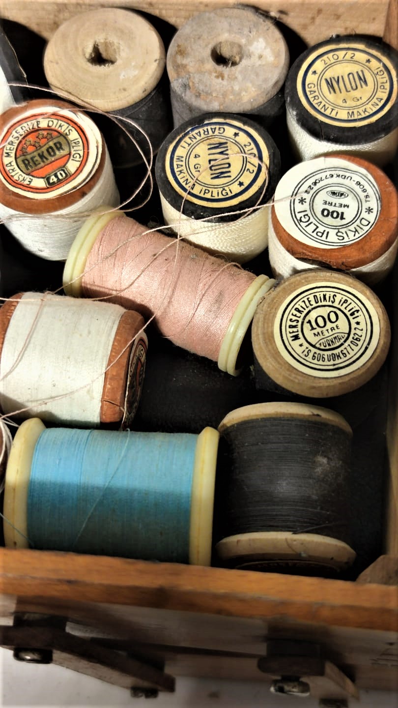 1960 AHŞAP DÖRT GÖZLÜ ACILIR KAPANIR TAM TAKIM DİKİŞ KUTUSU KULPLU TAŞINABİLİR