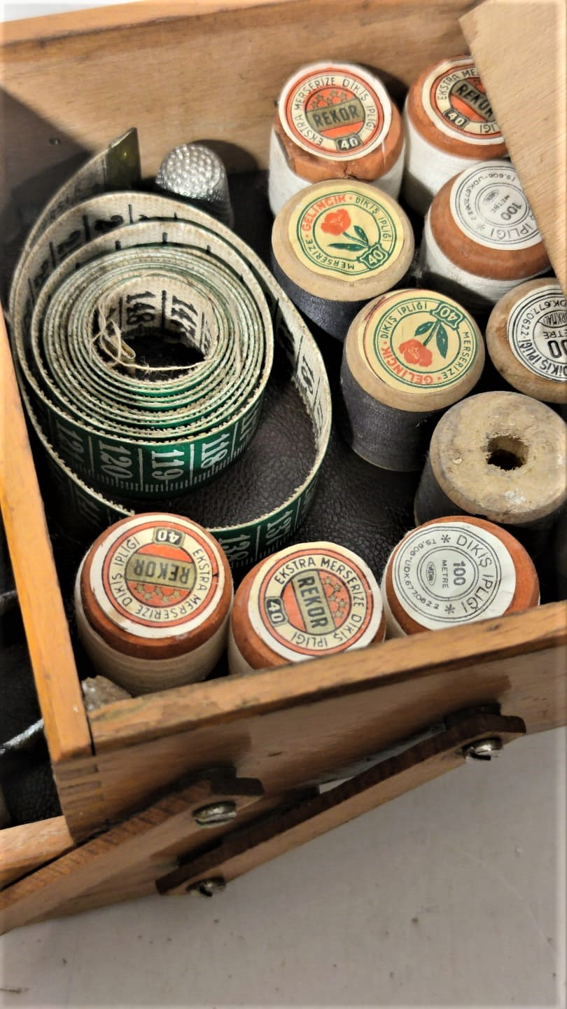 1960 AHŞAP DÖRT GÖZLÜ ACILIR KAPANIR TAM TAKIM DİKİŞ KUTUSU KULPLU TAŞINABİLİR