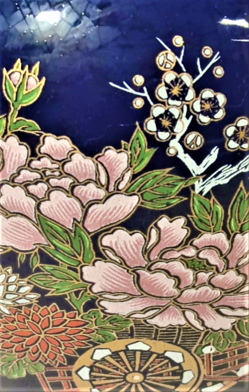 KOBALT MAVİSİ CİFT KULPLU  PORSELEN VAZO ÜZERİNDE AHŞAP ARABA ÜZERİNDE CİCEK DEMETİ BULUNMAKTA