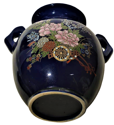 KOBALT MAVİSİ CİFT KULPLU  PORSELEN VAZO ÜZERİNDE AHŞAP ARABA ÜZERİNDE CİCEK DEMETİ BULUNMAKTA
