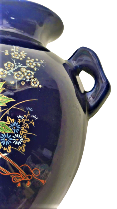 KOBALT MAVİSİ CİFT KULPLU  PORSELEN VAZO ÜZERİNDE AHŞAP ARABA ÜZERİNDE CİCEK DEMETİ BULUNMAKTA