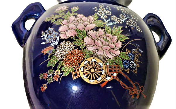 KOBALT MAVİSİ CİFT KULPLU  PORSELEN VAZO ÜZERİNDE AHŞAP ARABA ÜZERİNDE CİCEK DEMETİ BULUNMAKTA