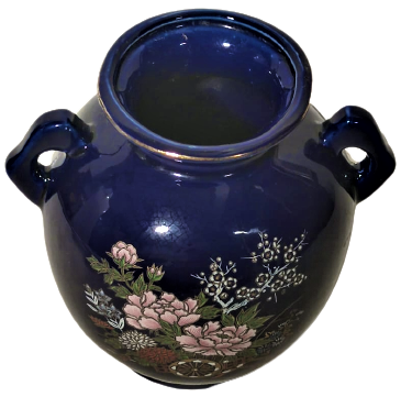 KOBALT MAVİSİ CİFT KULPLU  PORSELEN VAZO ÜZERİNDE AHŞAP ARABA ÜZERİNDE CİCEK DEMETİ BULUNMAKTA