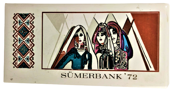 SÜMERBANK SERAMİK ŞU AN ÜRÜN TAM 51 YAŞINDA PANO ÜÇ KÖYLÜ GÜZELİ SERİSİ 1972 ÜRETİMİ SERİGRAFİ İPEK ELEK BASKI