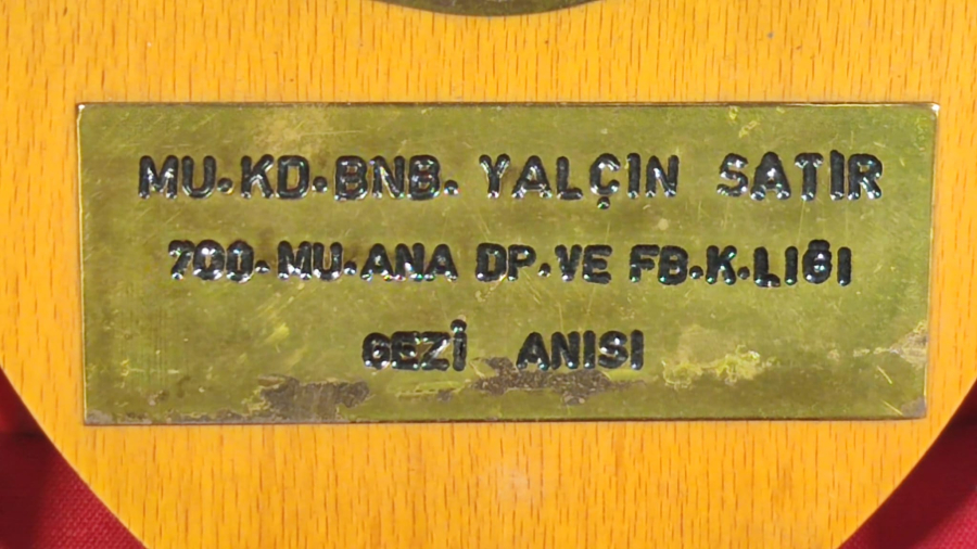 1950 K.K.K.  MU. ANA DP VE FB. KOMUTANLIĞI MU.KD.BNB. YALCIN SATIR 700. MD..ANA DP VE FB. K.LIGI GEZİ ANISI NA VERİLMİŞ ŞİLT