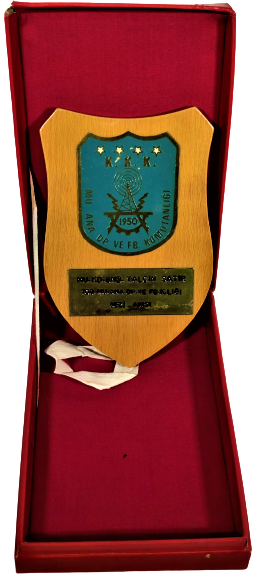 1950 K.K.K.  MU. ANA DP VE FB. KOMUTANLIĞI MU.KD.BNB. YALCIN SATIR 700. MD..ANA DP VE FB. K.LIGI GEZİ ANISI NA VERİLMİŞ ŞİLT