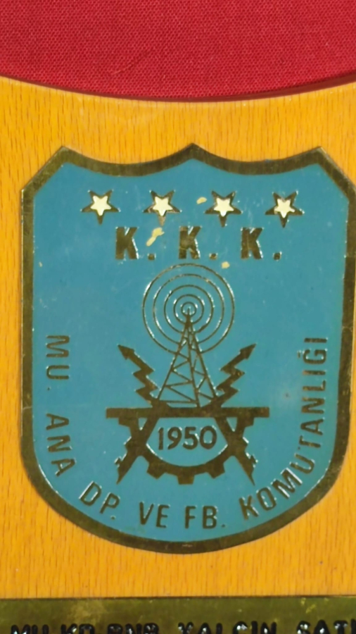 1950 K.K.K.  MU. ANA DP VE FB. KOMUTANLIĞI MU.KD.BNB. YALCIN SATIR 700. MD..ANA DP VE FB. K.LIGI GEZİ ANISI NA VERİLMİŞ ŞİLT