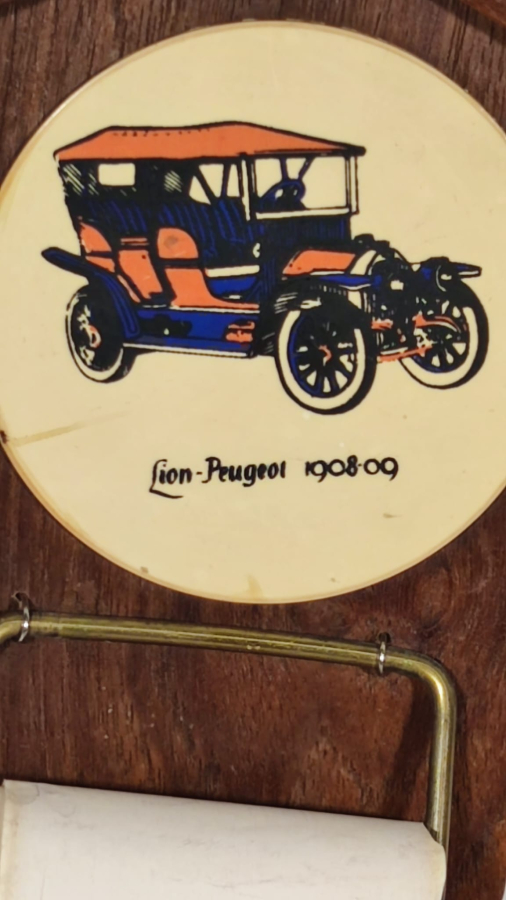 1960 NOT YAZMA  AHŞAP ÜZERİNE TAKILAN RULO KAGIDA YAZILIR VE KESİLİR  LION PEUGEOT 1908 GÖRSELLİ