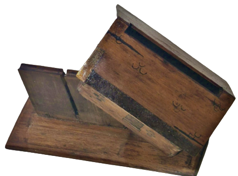 HAPISHANE EL YAPIMI  AHŞAP ÜZERİ İŞLİ CATILI TEK KATLI EV ŞEKLİNDE TASARLANMIŞ MEKANİK SIGARA İKRAM KUTUSU