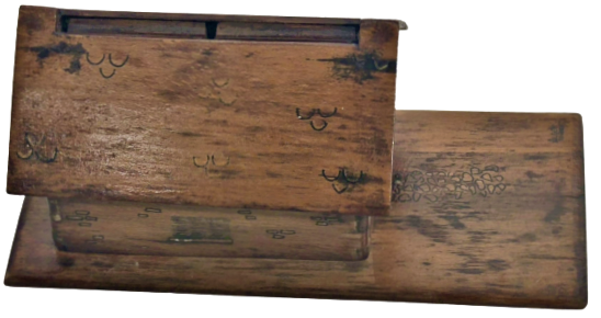 HAPISHANE EL YAPIMI  AHŞAP ÜZERİ İŞLİ CATILI TEK KATLI EV ŞEKLİNDE TASARLANMIŞ MEKANİK SIGARA İKRAM KUTUSU