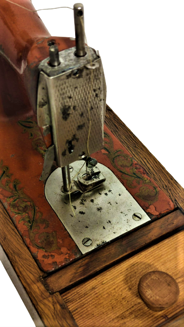 1970 MEKANİK DİKİŞ MAKİNESİ AHŞAP KASALI EL İLE CEVİRMELİ OYUNCAK KIRMIZI RENKDE GÖVDE METAL SORUNSUZ CALIŞIR