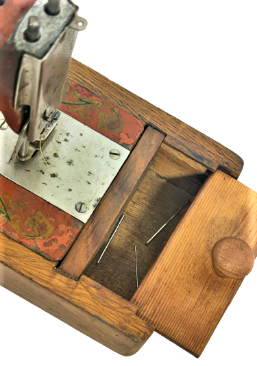 1970 MEKANİK DİKİŞ MAKİNESİ AHŞAP KASALI EL İLE CEVİRMELİ OYUNCAK KIRMIZI RENKDE GÖVDE METAL SORUNSUZ CALIŞIR