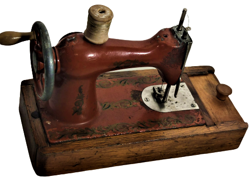 1970 MEKANİK DİKİŞ MAKİNESİ AHŞAP KASALI EL İLE CEVİRMELİ OYUNCAK KIRMIZI RENKDE GÖVDE METAL SORUNSUZ CALIŞIR