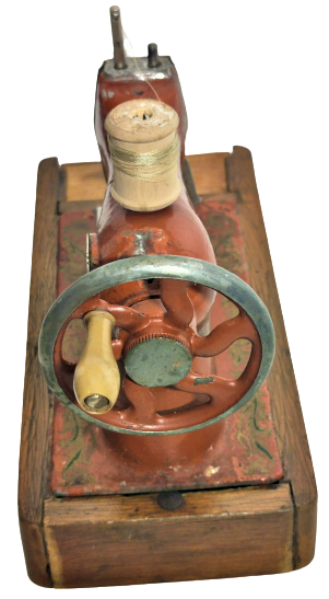 1970 MEKANİK DİKİŞ MAKİNESİ AHŞAP KASALI EL İLE CEVİRMELİ OYUNCAK KIRMIZI RENKDE GÖVDE METAL SORUNSUZ CALIŞIR