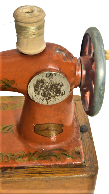 1970 MEKANİK DİKİŞ MAKİNESİ AHŞAP KASALI EL İLE CEVİRMELİ OYUNCAK KIRMIZI RENKDE GÖVDE METAL SORUNSUZ CALIŞIR