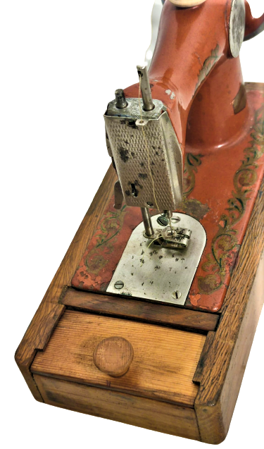 1970 MEKANİK DİKİŞ MAKİNESİ AHŞAP KASALI EL İLE CEVİRMELİ OYUNCAK KIRMIZI RENKDE GÖVDE METAL SORUNSUZ CALIŞIR