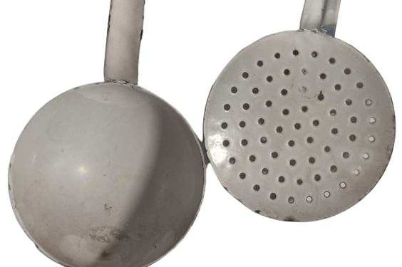 1950 BEYAZ EMAYE SAPLI KEPCE VE DELİKLİ ŞÜZCEC KEPCE TAKIMI 