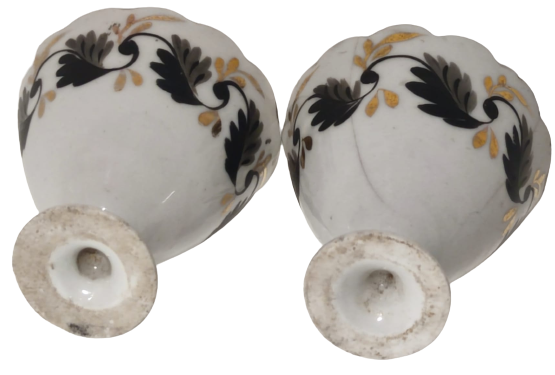 OSMANLI İKİ ADET PORSELEN ZARF ŞEKLİNDE FİNCAN ÜZERLERİ EL  CEKME  ÜZERLERİNDE KILCAL CATLAKLAR MEVCUTTUR